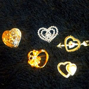 Q-16 brooche lot includes 5 heart shaped bvintage brooches